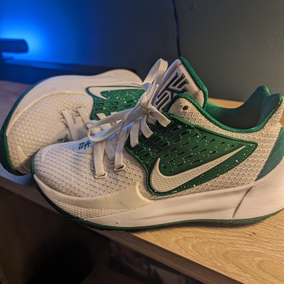 Nike youth 7 Kyrie green and white speckle worn but good condition - Picture 9 of 12